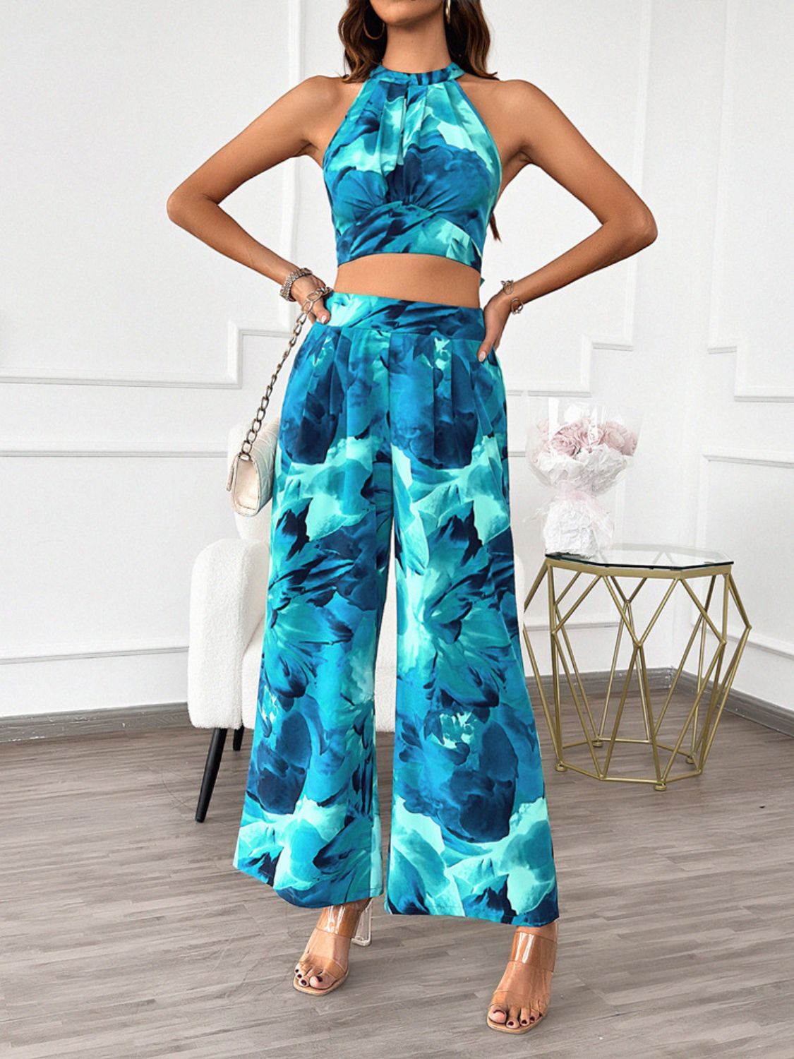 Devine Printed Halter Neck Top and Pants Set: Stylish and Comfortable Outfit – Perfect for Casual Elegance and Trendy Fashion Statements.