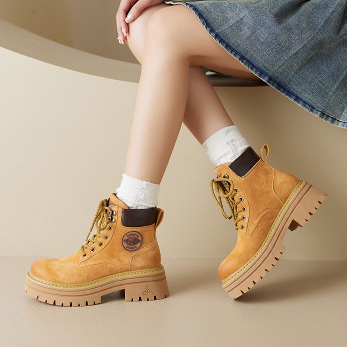 Round Toe Platform Lace Up Boots.