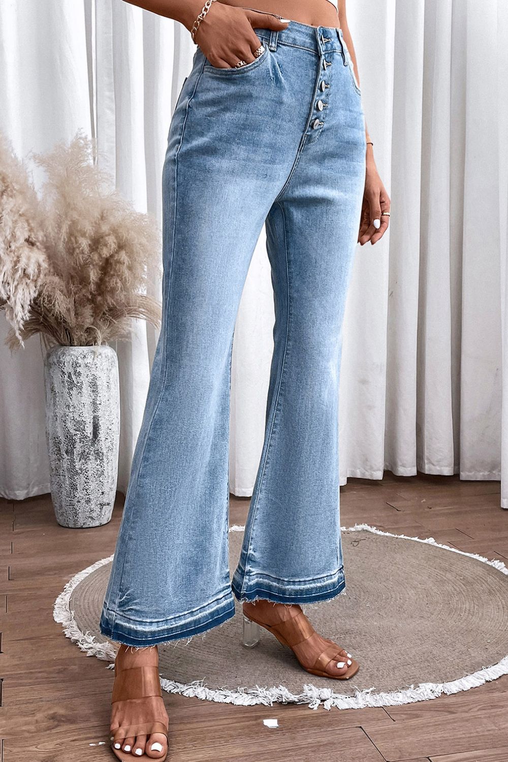 Discover our stylish women's jeans collection designed for comfort and trend-setting fashion.