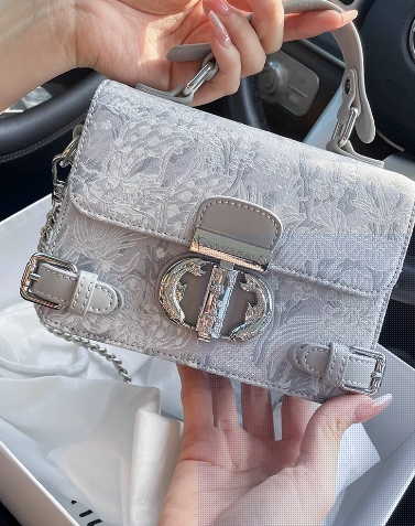 Stylish minimalist handbags perfect for everyday use, combining elegance and functionality in one chic design.