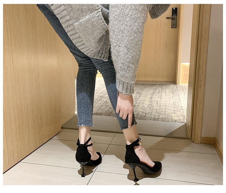 Striking Hollow Metal High Heels: A Bold Fashion Statement CJ