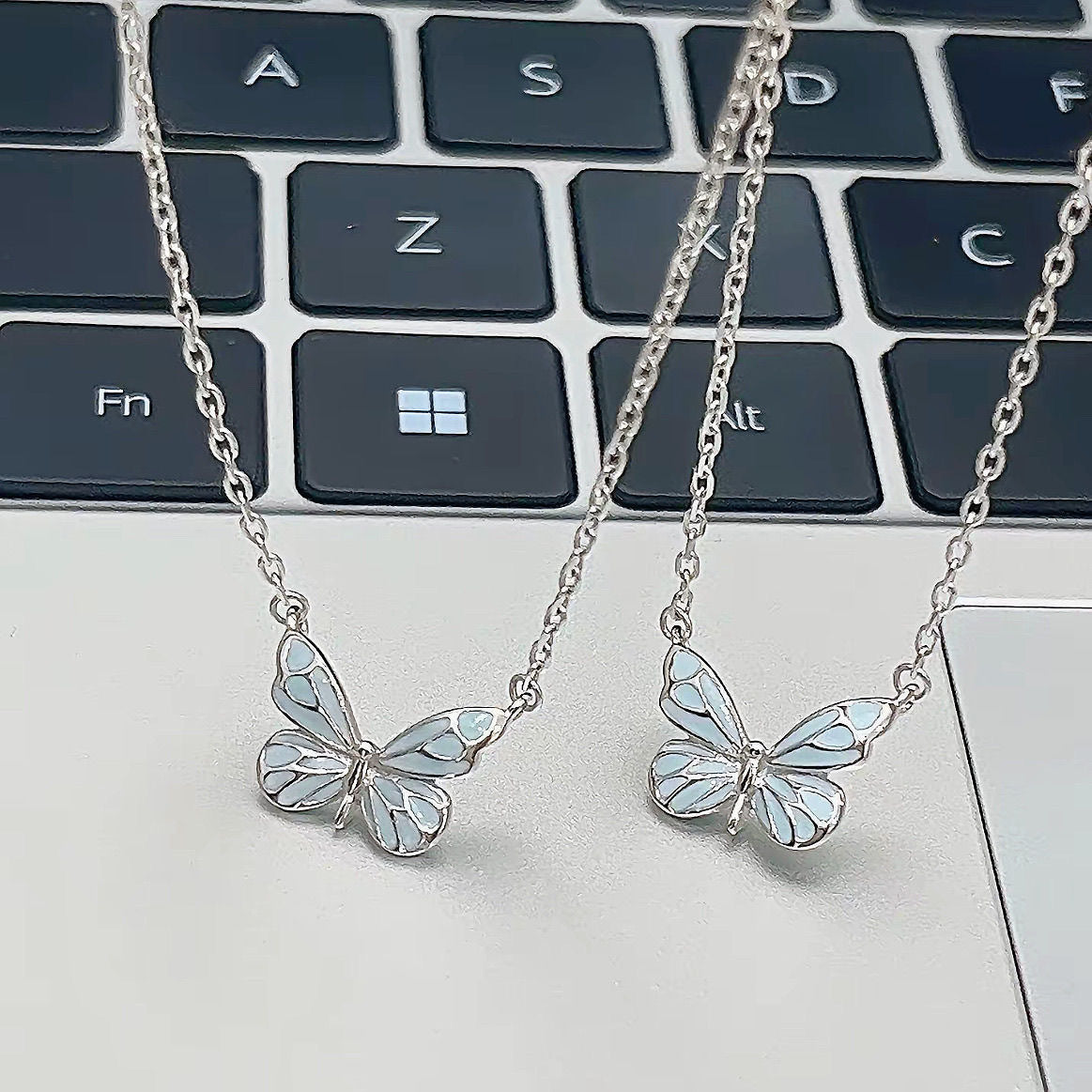 Glow-in-the-Dark Luminous Butterfly Jewelry Set: Stunning Blue Necklace and Bracelet Combo – Perfect Clavicle Chain Choker for Women’s Parties and Gifts" CJ