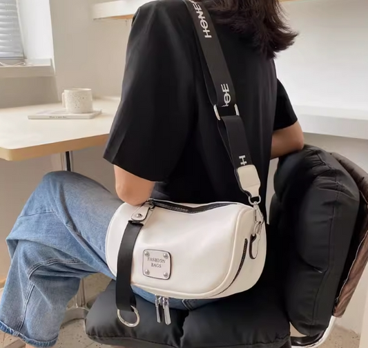 Chic and fashionable women's saddle bag A&S Collection