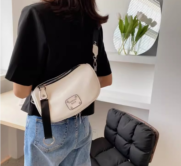 Chic and fashionable women's saddle bag A&S Collection