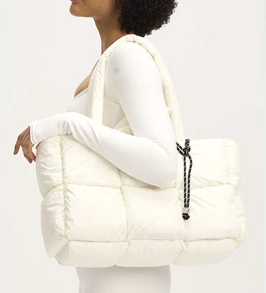 Elegant white puff tote: spacious, stylish, perfect for winter A&S Collection